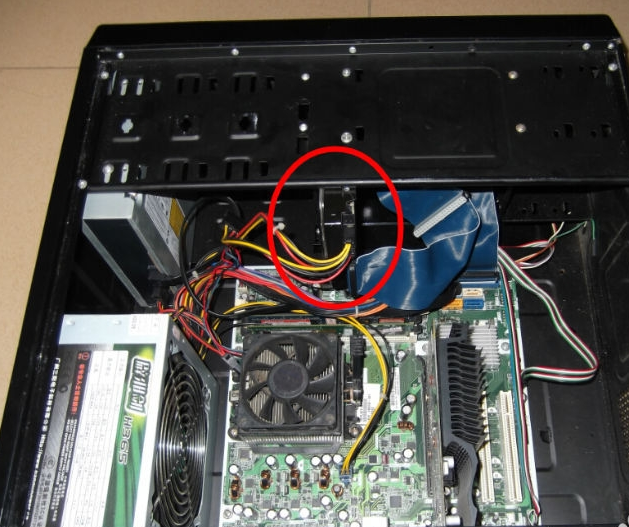 打开电脑机箱 打开电脑机箱