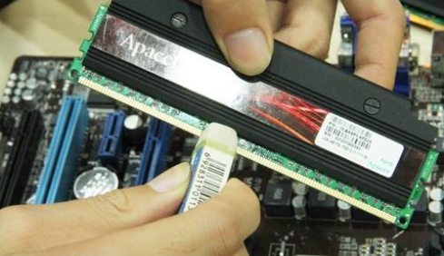 电脑开机黑屏 电脑开机黑屏